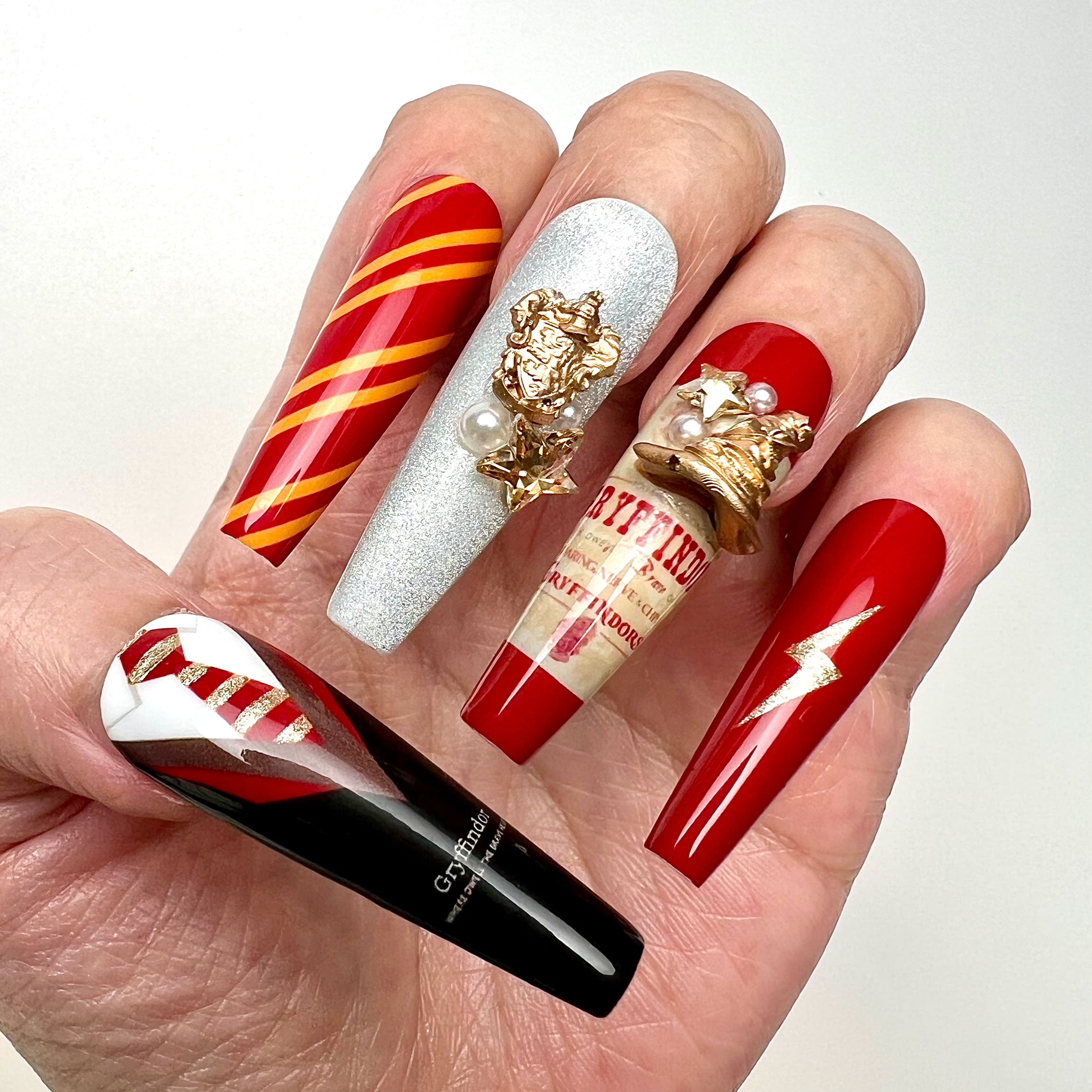 Harry Potter Gryffindor Nails – HP Press-On Set, 3D Gold Charm &amp; Red/Gold Crest Design | Dragonnail