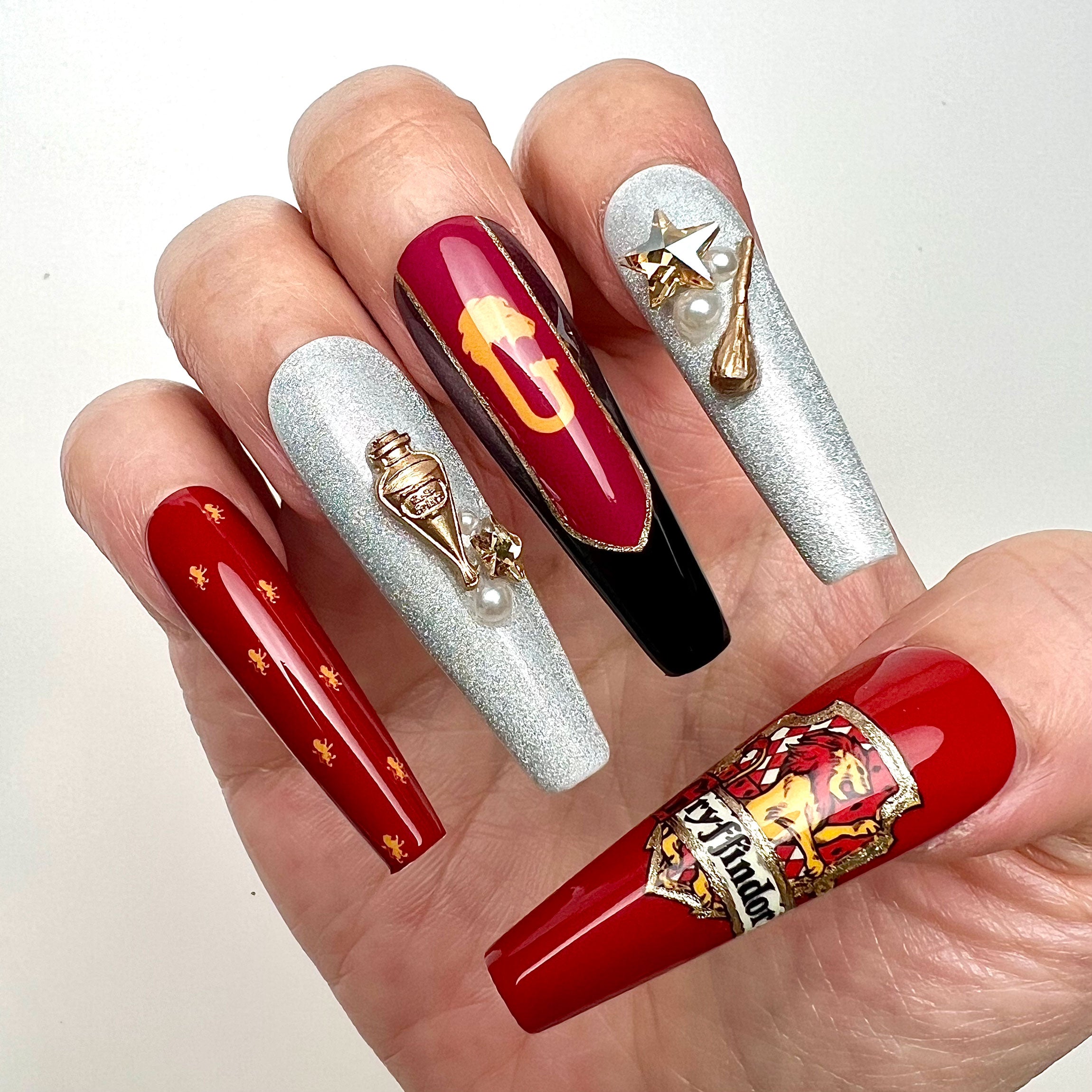 Harry Potter Gryffindor Nails – HP Press-On Set, 3D Gold Charm &amp; Red/Gold Crest Design | Dragonnail