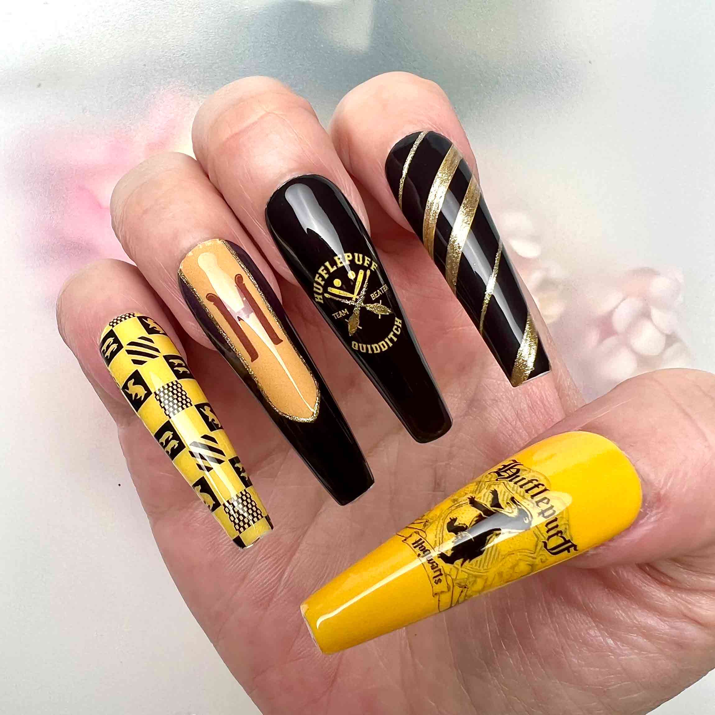Harry Potter Hufflepuff Nails – HP Press-On Set, Yellow &amp; Black Badger Crest Design | Dragonnail