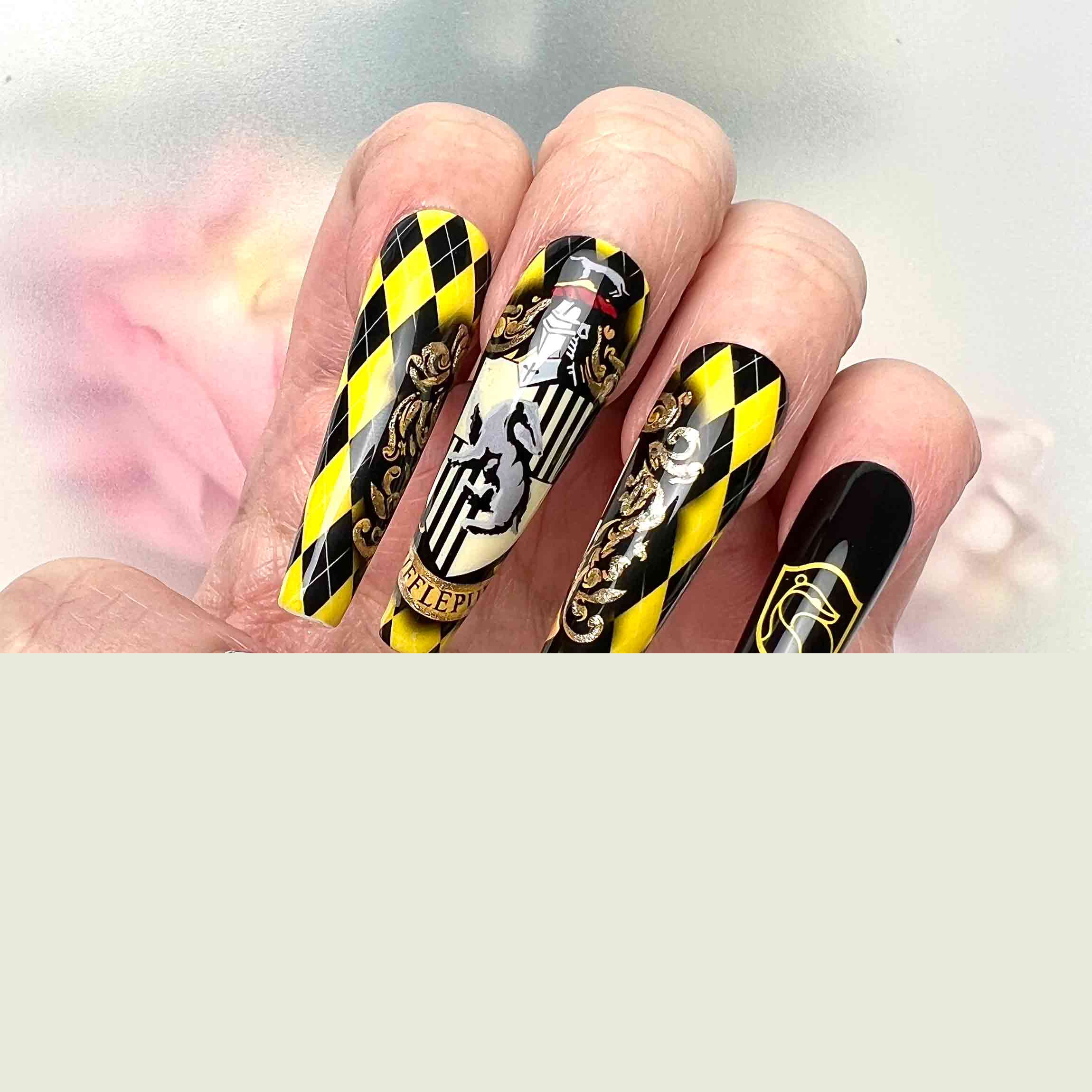 Harry Potter Hufflepuff Nails – HP Press-On Set, Yellow &amp; Black Badger Crest Design | Dragonnail