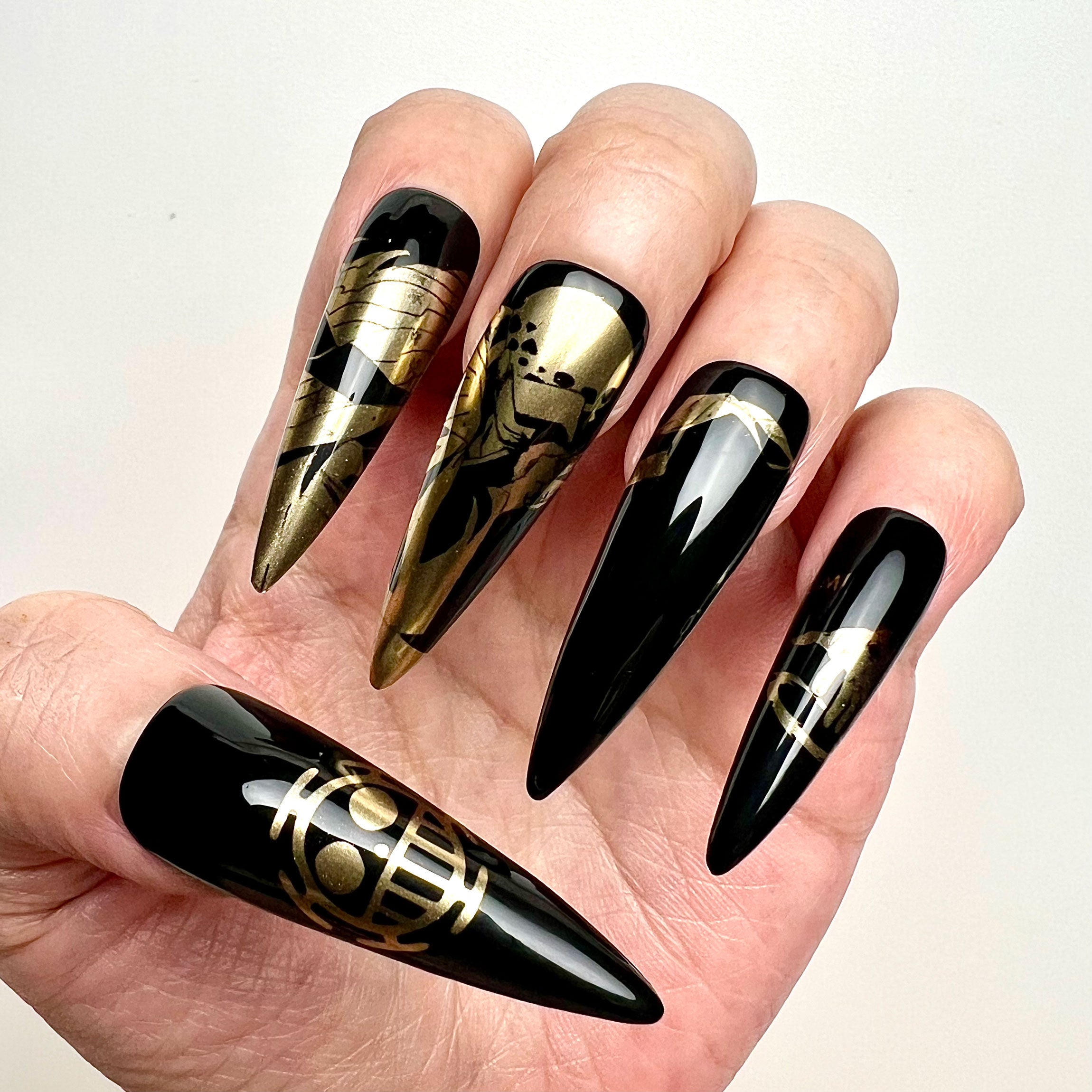 Trafalgar Law Nails – One Piece Press-On Set, Black &amp; Gold Chrome Heart Pirates Design | Dragonnail