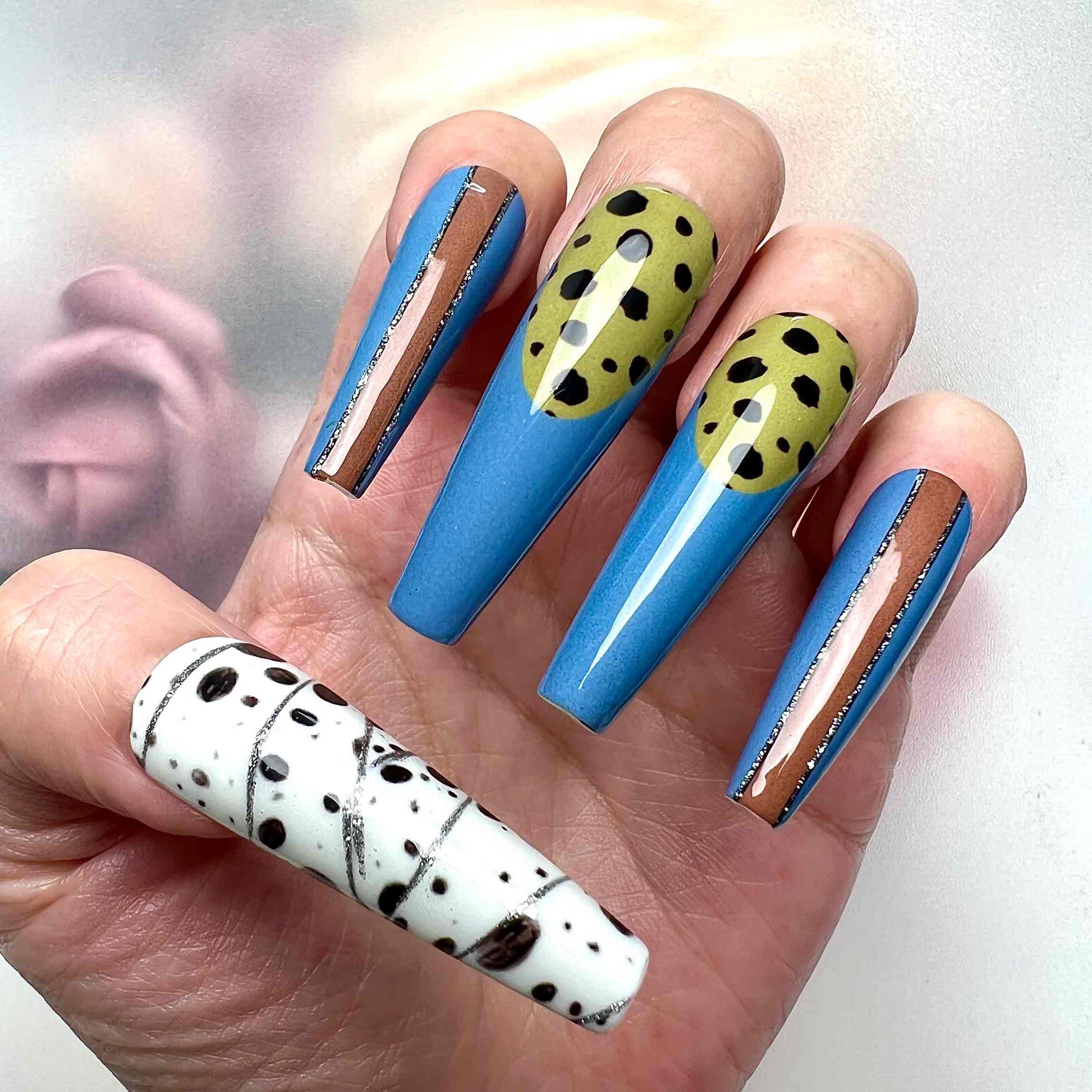 Nanami Subtle Abstract Pattern Nails – Blue, Brown &amp; Leopard Print Press-On Set, Spotted &amp; Glitter Stripe Design | Dragonnail